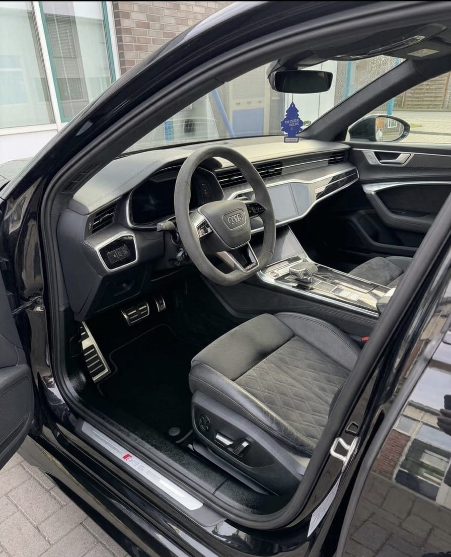 Gereinigter Audi-Innenraum mit Cockpit und Ledersitzen – Auto Aufbereitung Hamburg