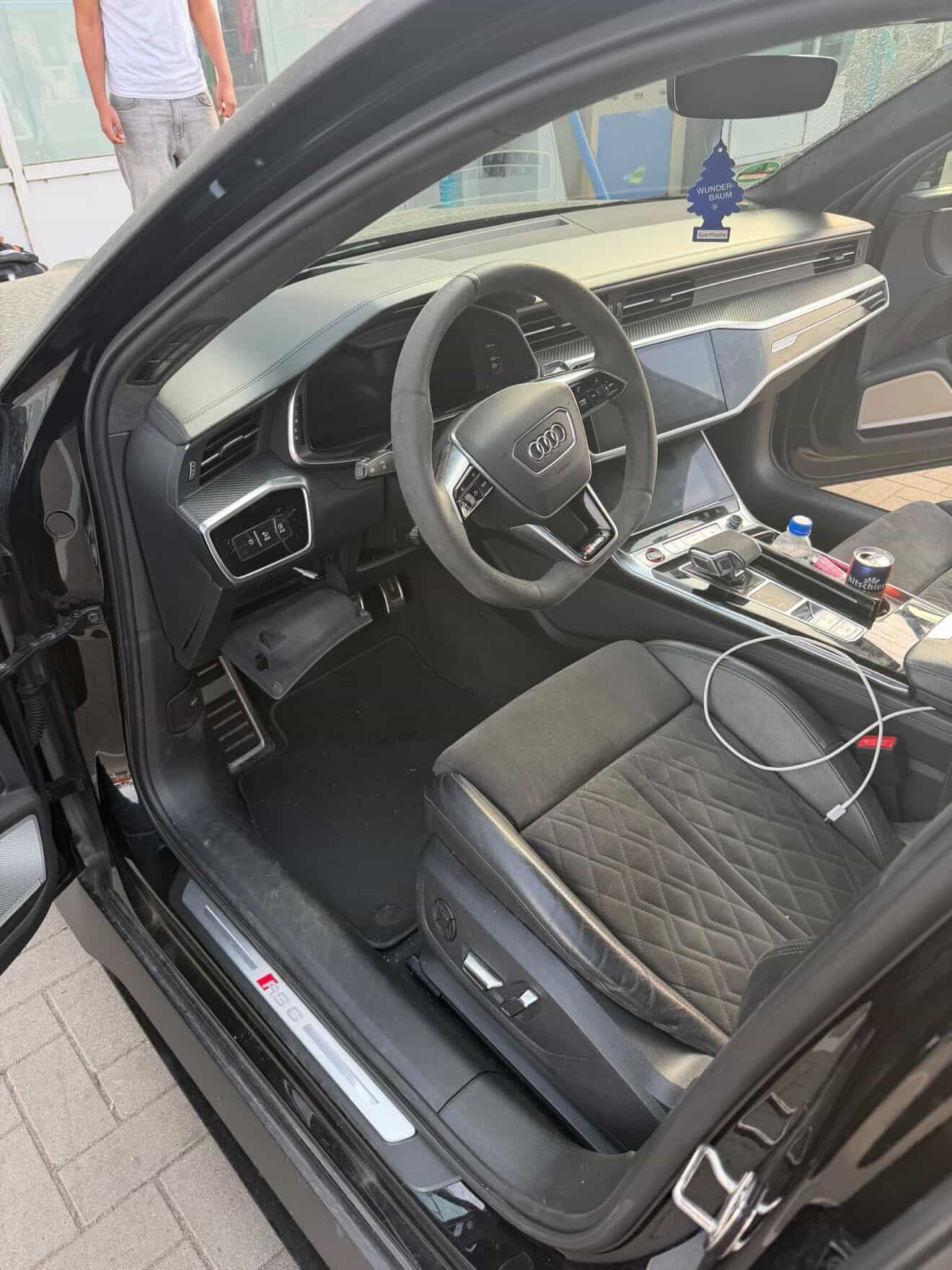 Cockpit-Detailreinigung im Audi – Innenreinigung der Auto Aufbereitung Hamburg