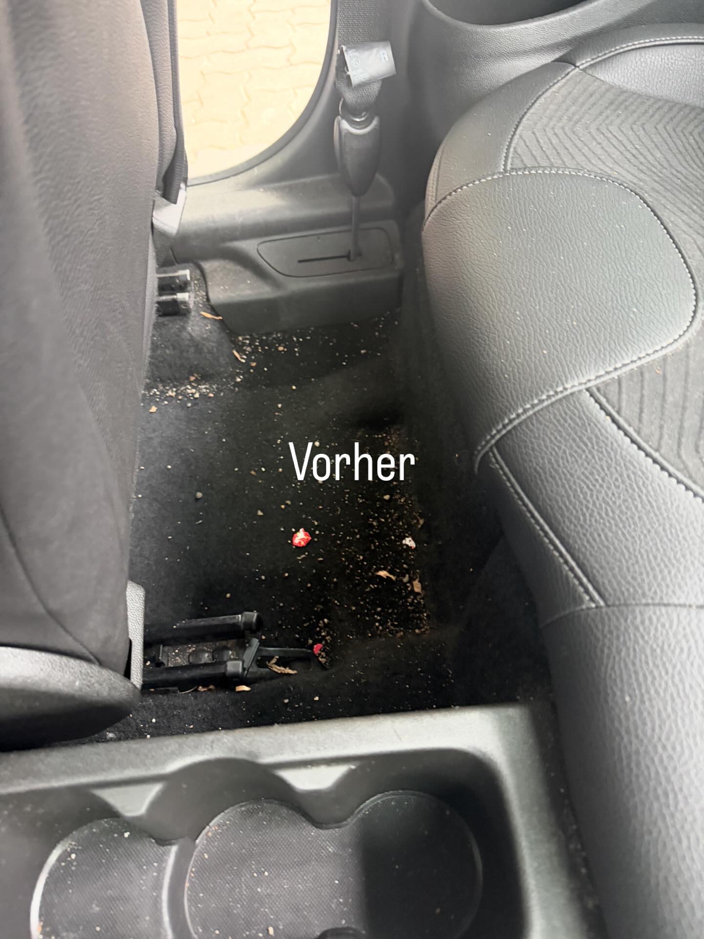 Verschmutzter Fußraum vorher – Innenraumreinigung Auto Aufbereitung Hamburg