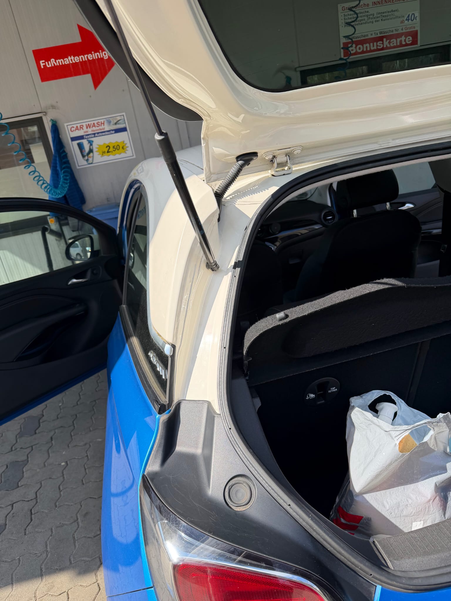 Gereinigter Kofferraum – Innenraumaufbereitung Auto Aufbereitung Hamburg