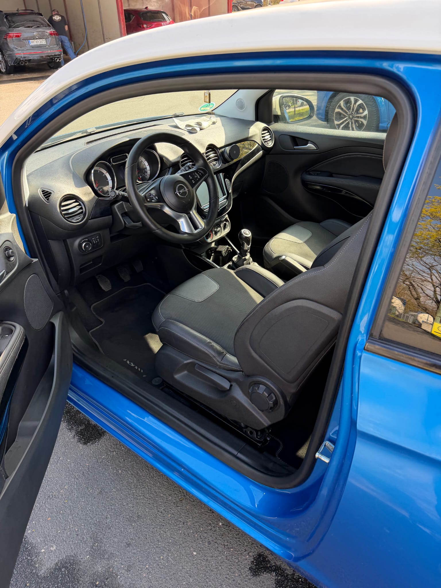 Frisch gereinigter Opel Adam Innenraum – mobile Fahrzeugpflege Hamburg