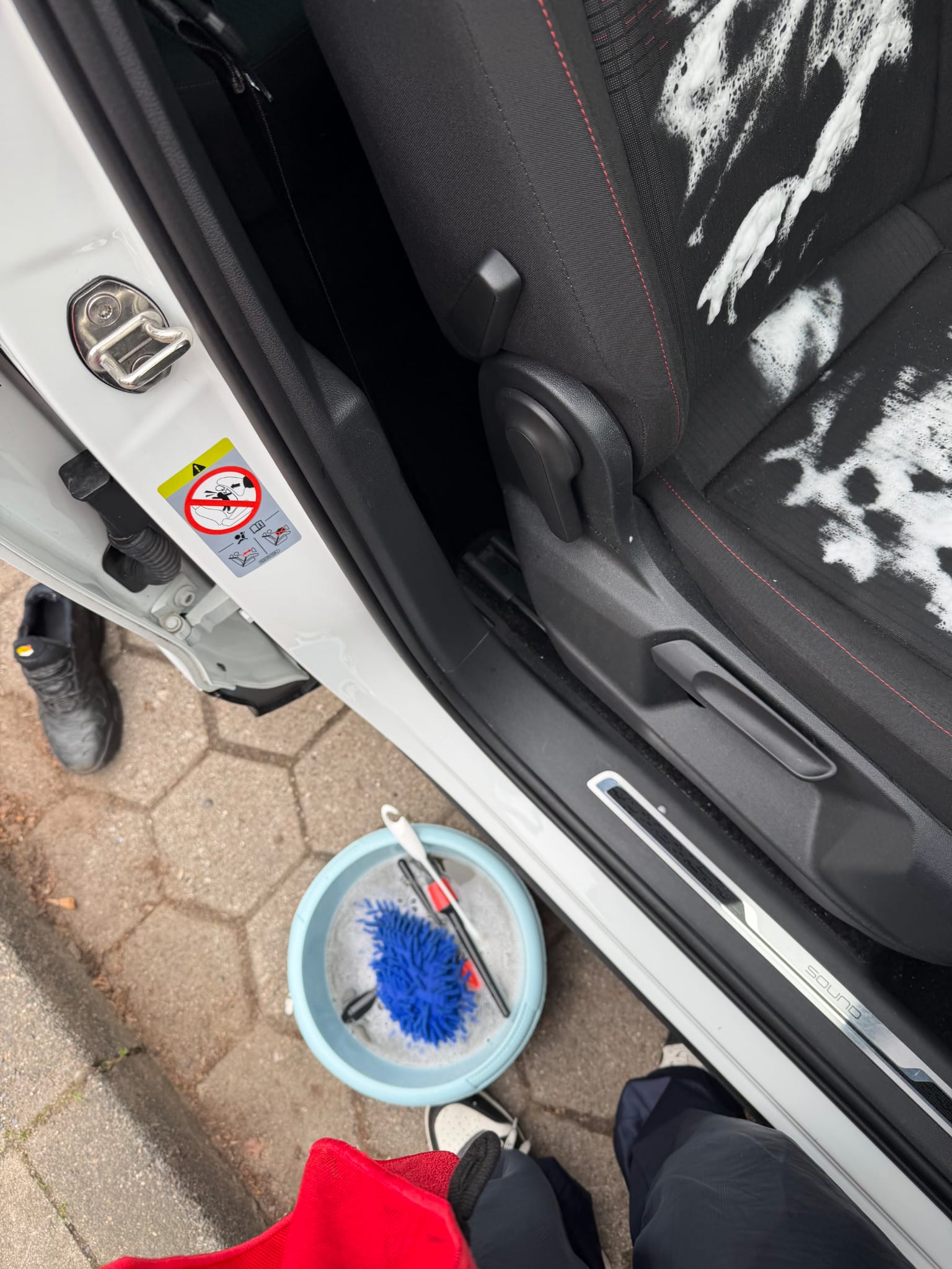 Sitzreinigung und Polsterreinigung mit Schaum – mobile Auto Aufbereitung Hamburg